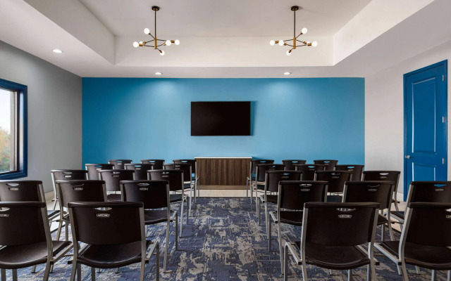 La Quinta Inn & Suites by Wyndham Gonzales LA