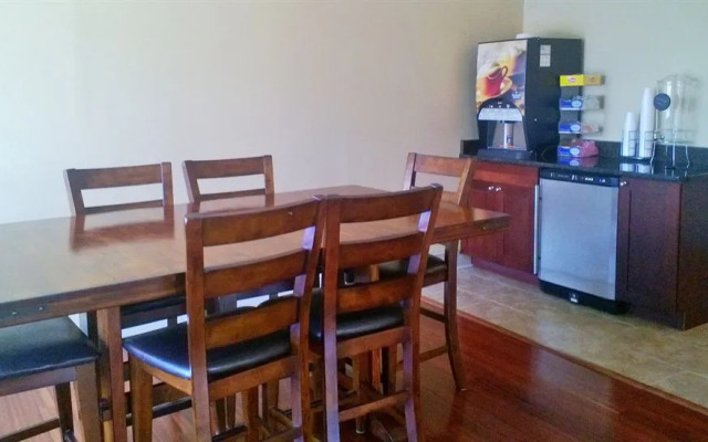 Quarterpath Inn & Suites