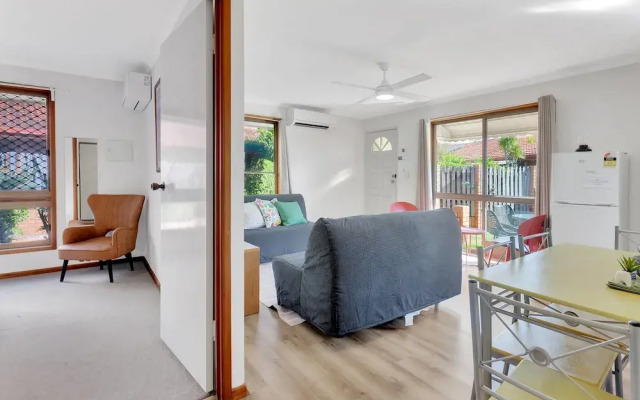 Tranquil 2-bed Townhouse Close to Beach