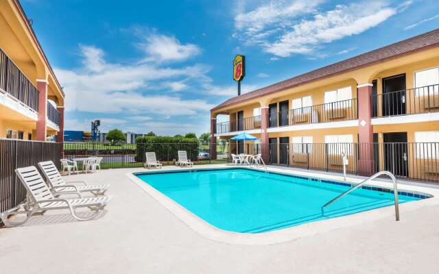 Super 8 by Wyndham Midwest City OK
