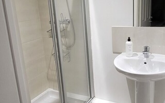 4 Bedroom Home Tameside, Grt Manchester Sleeps 7