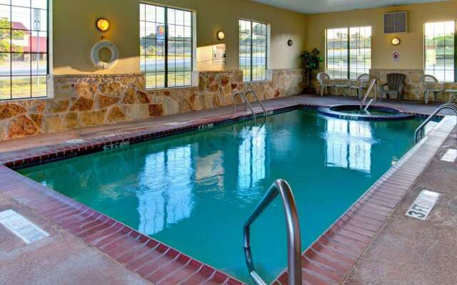 Quality Inn & Suites Glen Rose