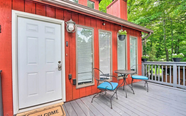Poconos House w/ Large Deck, Gas Grill & Fire Pit!