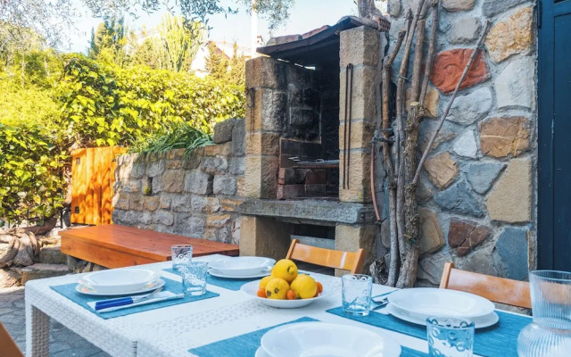 Lemon Apartment with Garden and Sea View