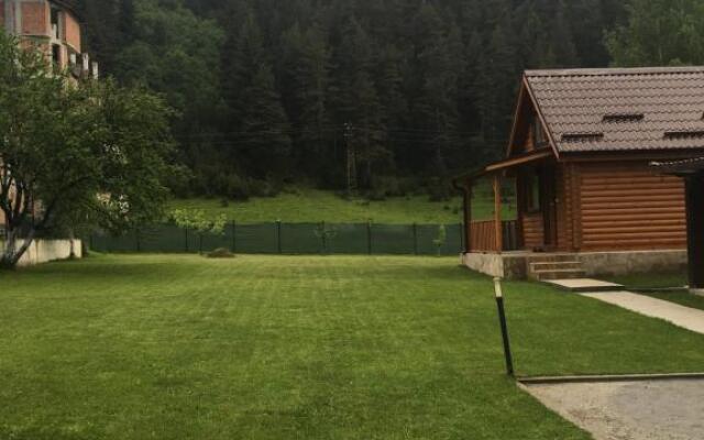 Еднофамилна дървена къщичка