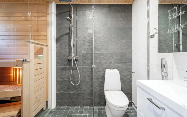 Modern 2BR Apt with Sauna & Free Parking