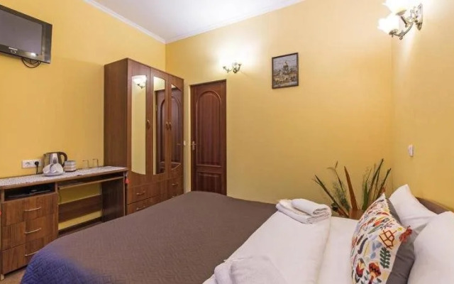 Anichkov Bridge Living Quarters