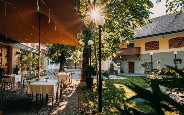 Dvor Jezeršek Brnik