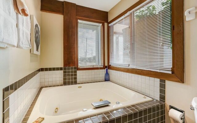 Oceanfront Pet Friendly Unit by RedAwning
