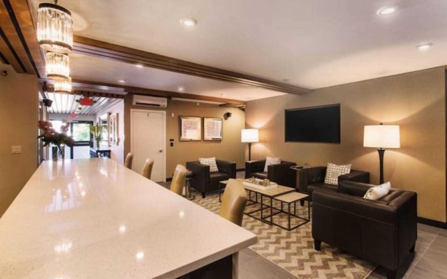 Fathoms Hotel & Marina