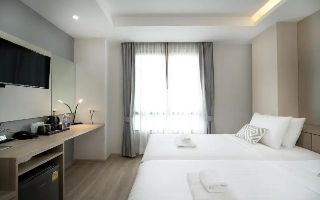 The Riski Hotel at Bangphlat Station