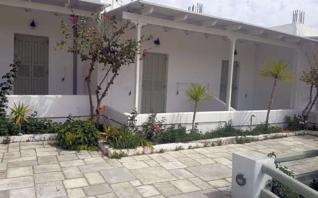 Isalos rooms on the beach