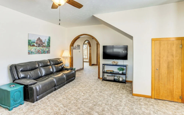 Patio & Mountain Views: Farmhouse in Mancos!