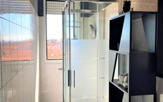 Bright studio with balcony - Visconti 14