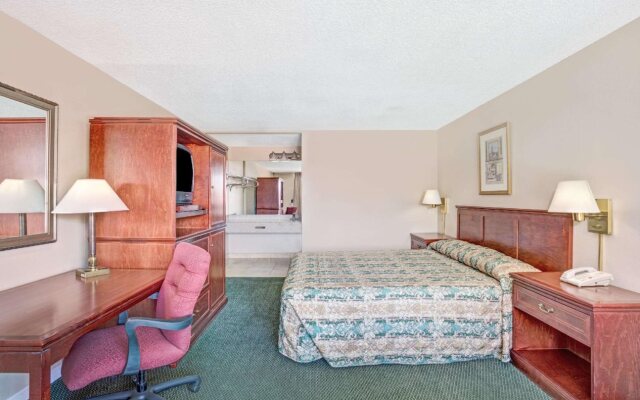 Super 8 by Wyndham Meadow Wood Courtyard
