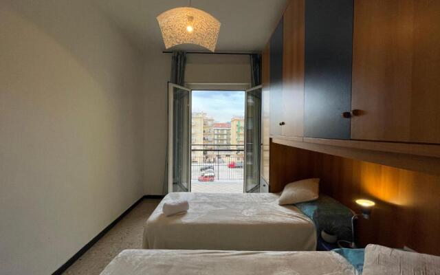 [Via XXV Aprile] 4 Locali - Di Fronte al Mare