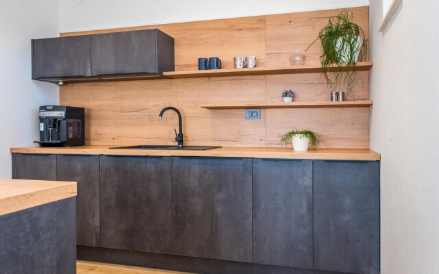 Amazing Home in Siveric with Hot Tub, Sauna & WiFi