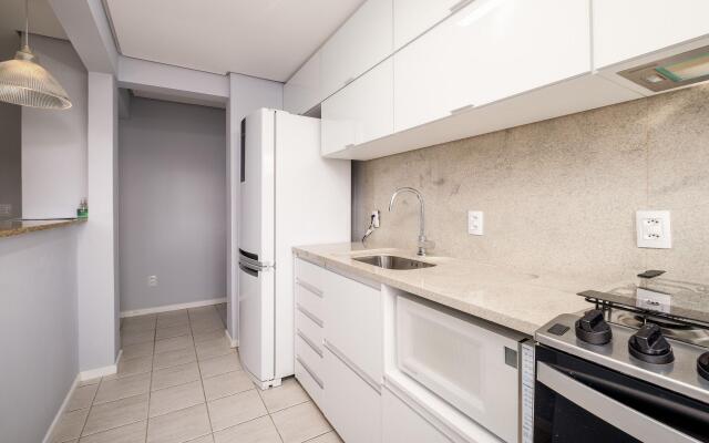 Apto com churrasqueira a 3min da praia EST403