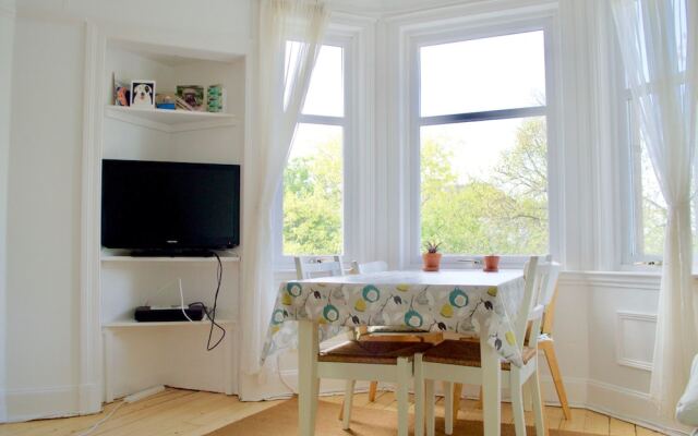 2 Bedroom Flat By The Water Of Leith