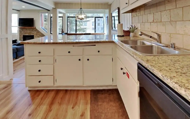 Remodeled 2 Bedroom Condo with Easy Access to Mountain Biking, Swimming, Hiking, Hot Tubs! by RedAwning