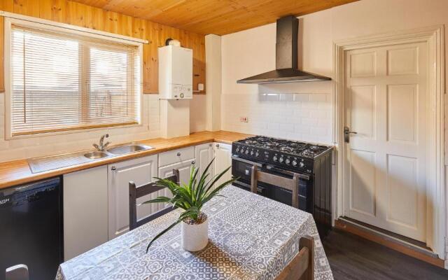 Host Stay Holyrood Lodge