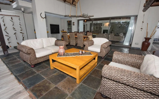 Luxury Villa With a Swimming Pool in Hoedspruit