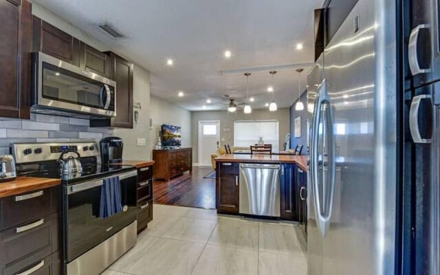 Stylish Duplex Apartment On Canal