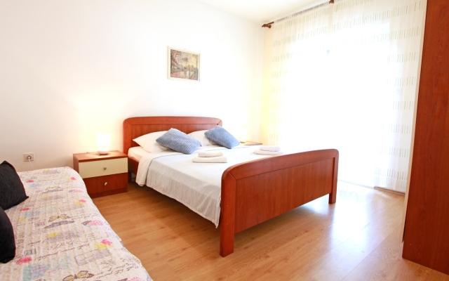 Apartment Nika - nice garden: A2 Nin, Zadar riviera