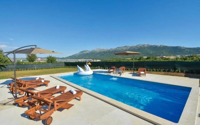 Holiday house with a swimming pool Dugopolje, Zagora - 19033