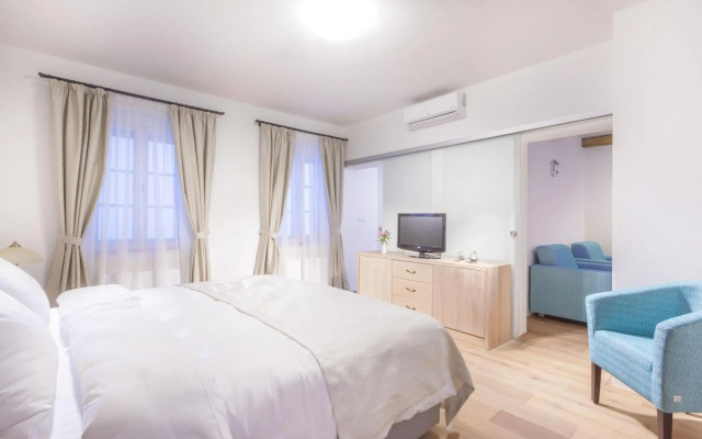 Hotel At the White Lily