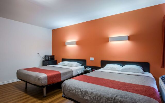 Motel 6 Sudbury, ON