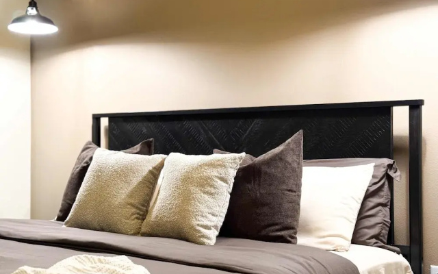 Stylish Getaway W Pool GYM Parking 10 Min to Cedar