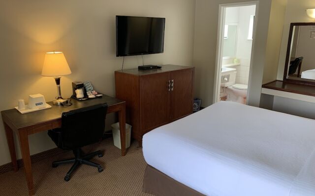 Travelodge by Wyndham Vancouver Lions Gate