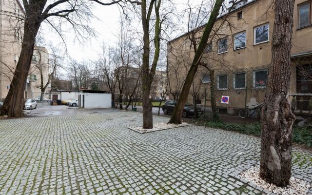 Apartment With Parking by Renters