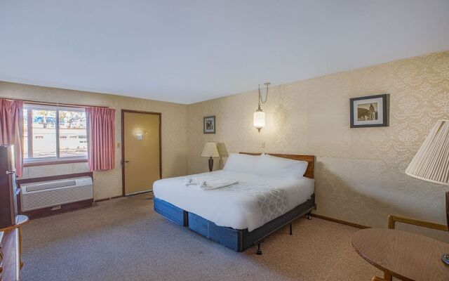 Love Hotels Tomahawk by OYO at Lake Mohawksin WI
