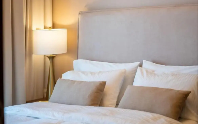 Canal View 1BR Near Dubai Mall — ดูไบ