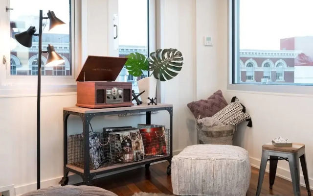 Penthouse 2br/2ba in Warehouse Dist. by Domio