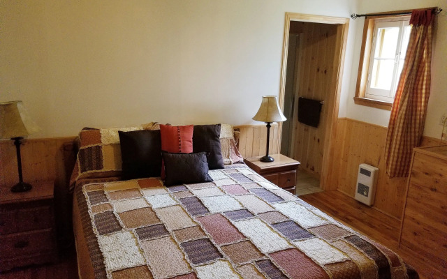 Auberge Le P'tit Bonheur - Hostel