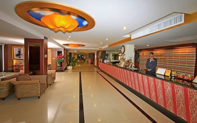 Convenient Grand Hotel (SHA Extra Plus)
