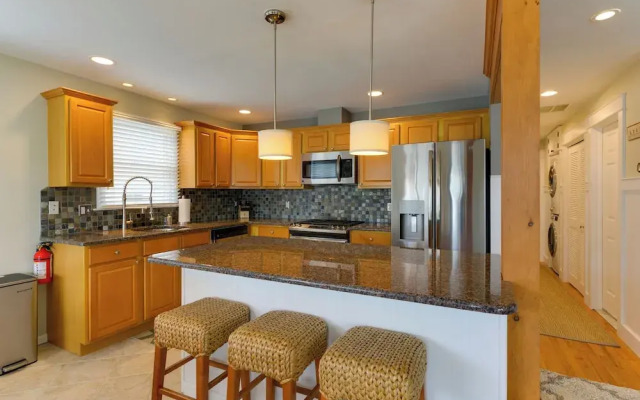 Avalon Vacation Rental w/ Porch & Grill!