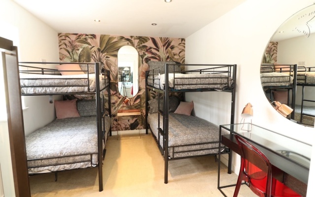 Lincoln 4-beds, Sleeps 13, Hot Tub & Pet Friendly