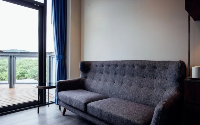 Hotel Begins