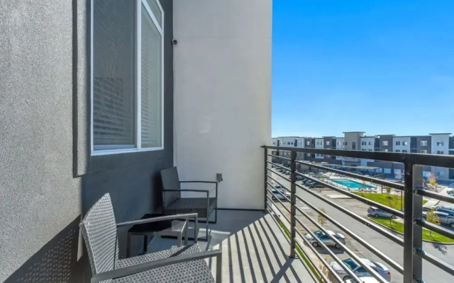 New Apt - Gigabit Internet - Year-round Pool