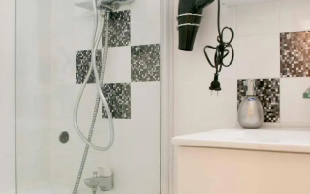 Sympathy Studio for 2 Near the Sacre Coeur