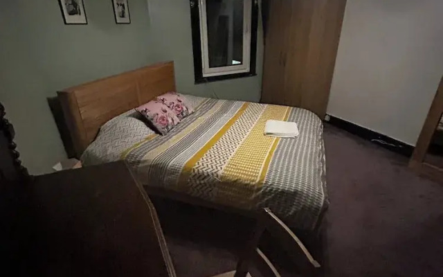 Gloucester - 2 Bed House - Sleeps 7 - Pet Friendly