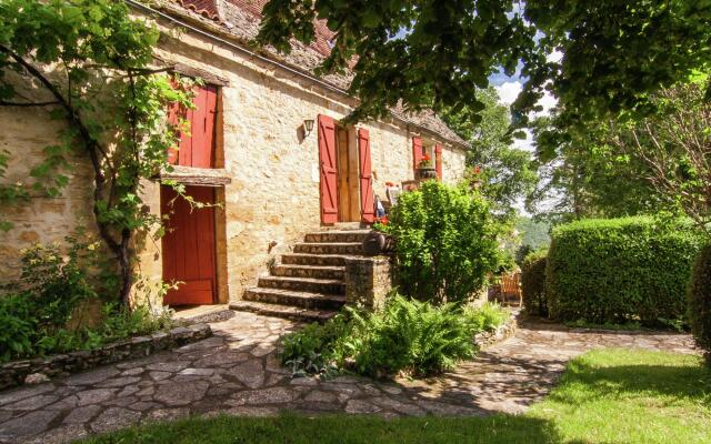 Spacious Farmhouse with private garden in Saint-Cybranet