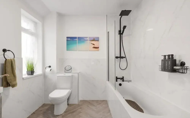 3 Bedroom House With Free Parking
