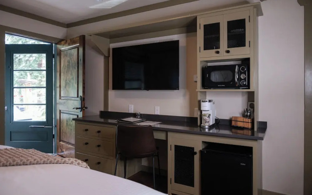 Highland Haven Creekside Inn