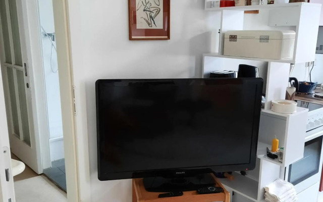 Kunstoase am blauen Haus