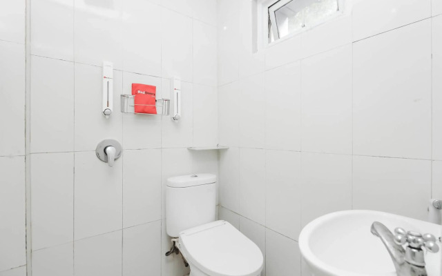 RedDoorz Plus @ Jalan Pemuda Jakarta